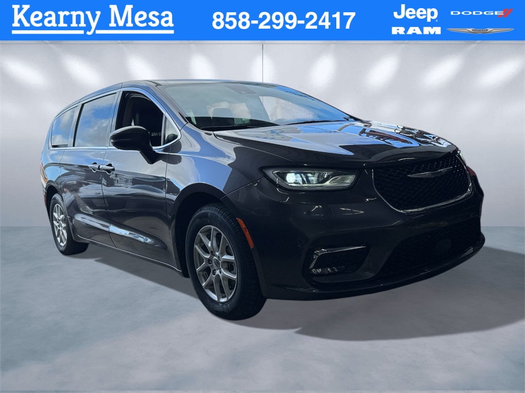 2023 Chrysler Pacifica Touring L's photo