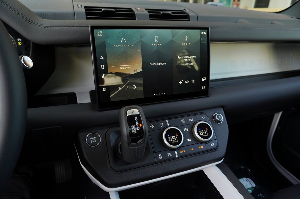 2025 LAND ROVER DEFENDER - Image 17