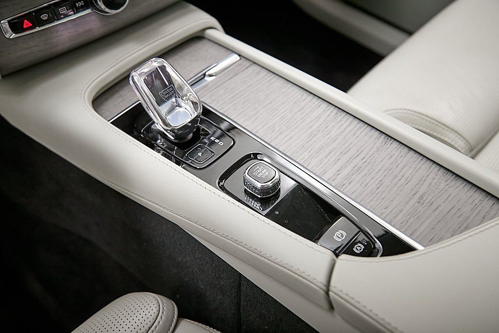 2023 VOLVO XC90 - Image 17