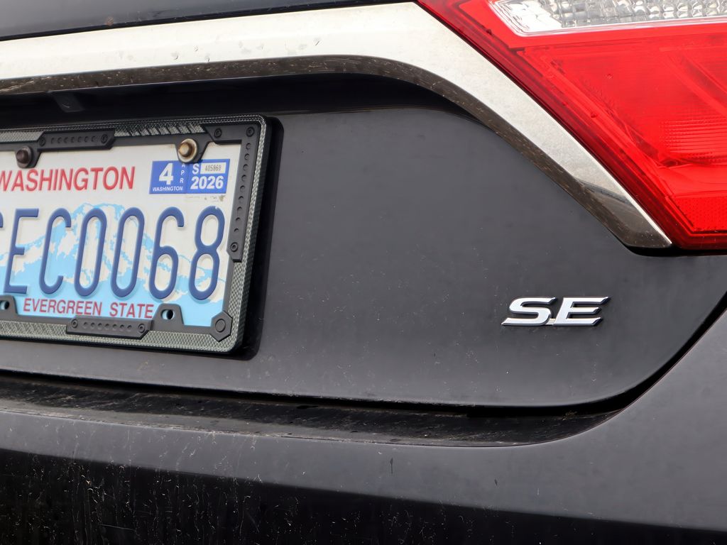 2015 Toyota Camry SE photo 12