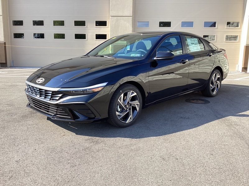 2025 Hyundai Elantra SEL Sport photo 2