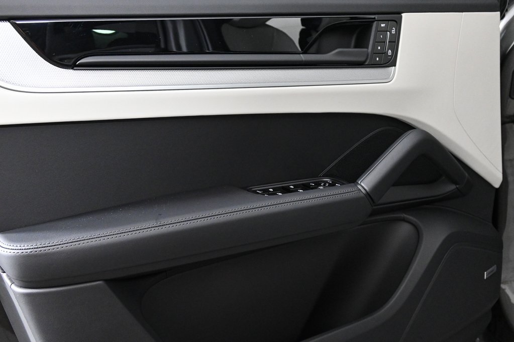 2025 Porsche Cayenne photo 5