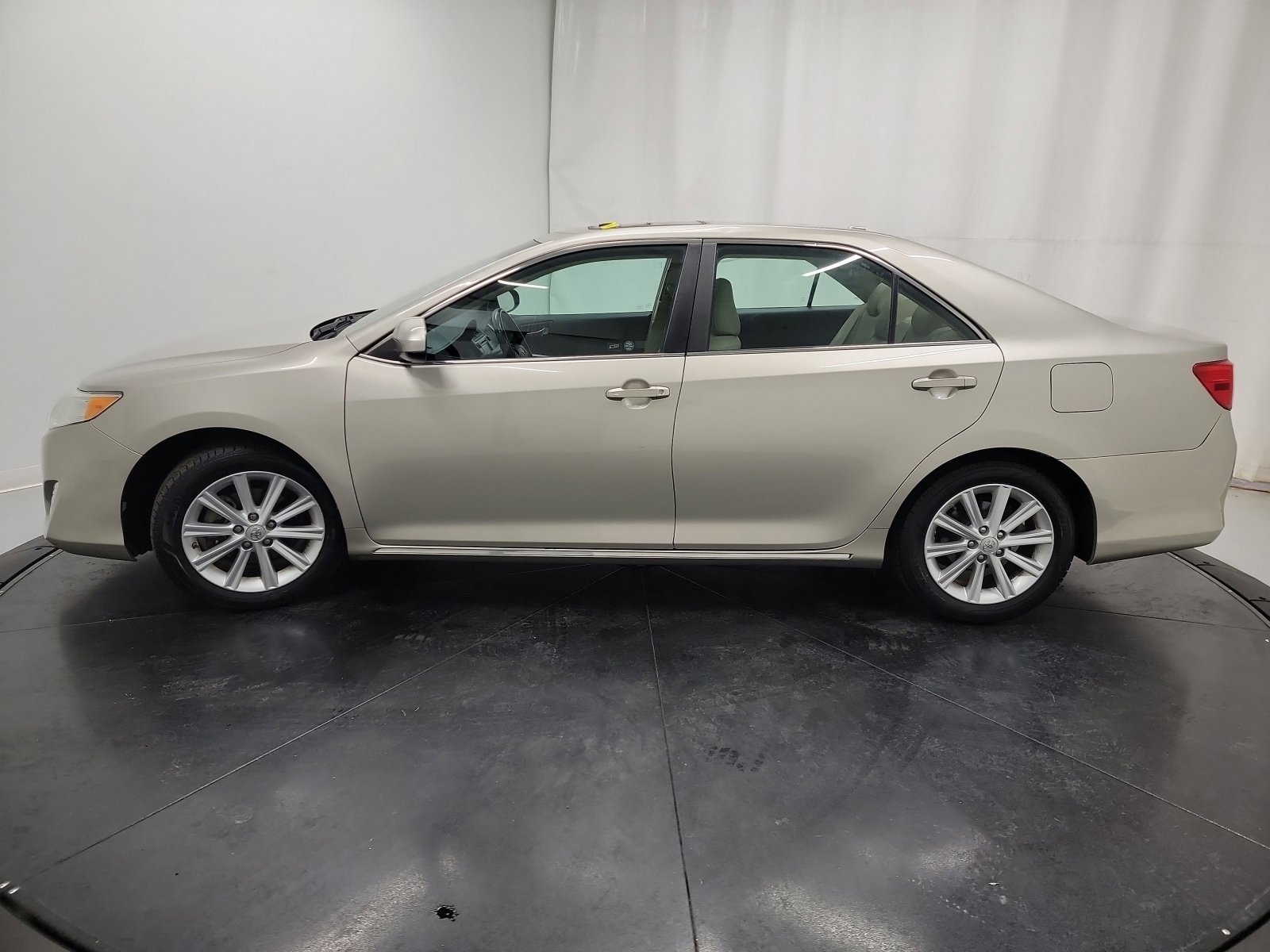 2013 Toyota Camry XLE photo 4