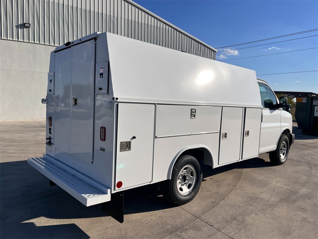 2025 Chevrolet Express Cutaway 3500 photo 3