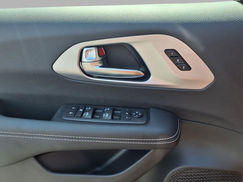 2026 Chrysler Pacifica Limited photo 14
