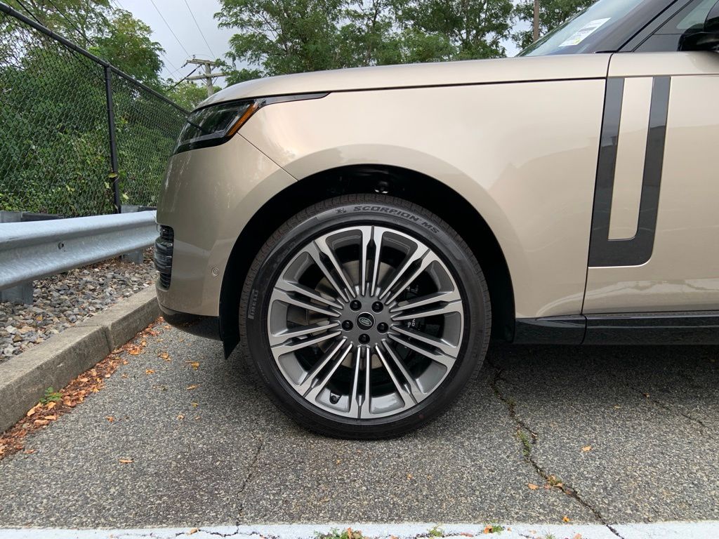 2025 Land Rover Range Rover SE photo 9