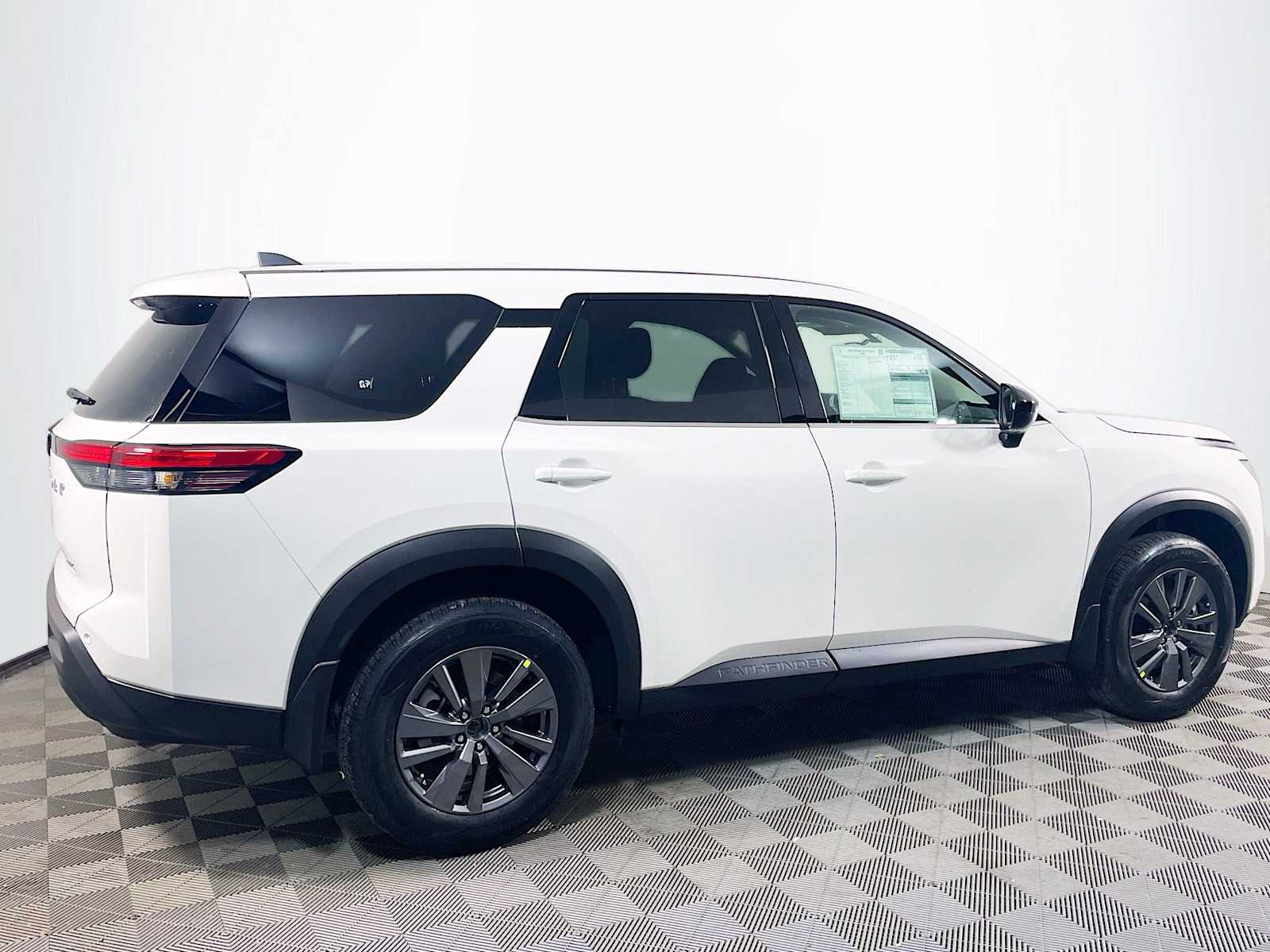 2025 Nissan Pathfinder S photo 2