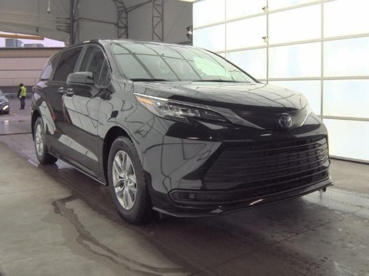 2024 Toyota Sienna LE's photo