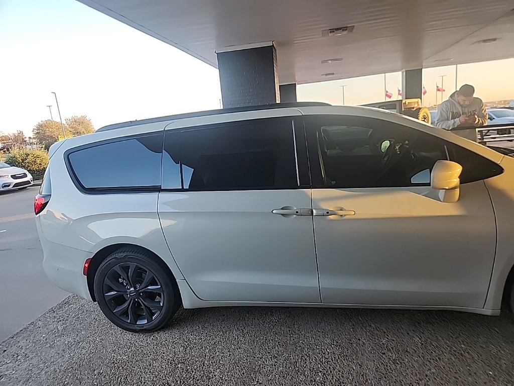 2020 Chrysler Pacifica Touring Plus photo 2
