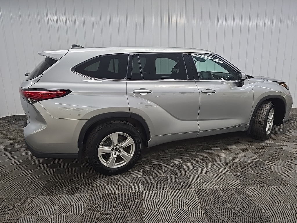 2022 Toyota Highlander LE photo 3