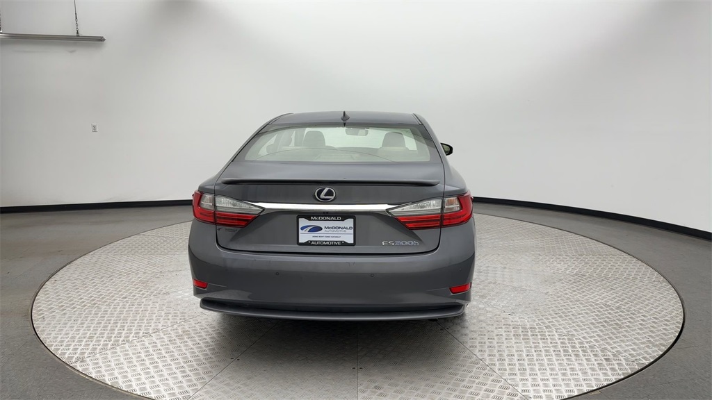 2017 Lexus ES 300h photo 3