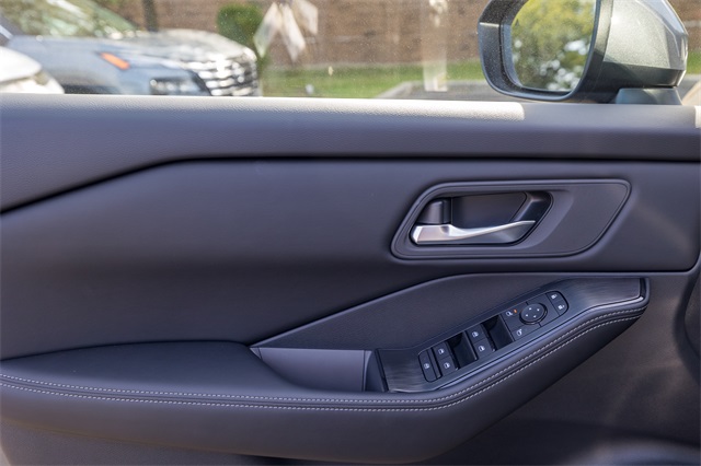 2026 Nissan Rogue SV photo 2