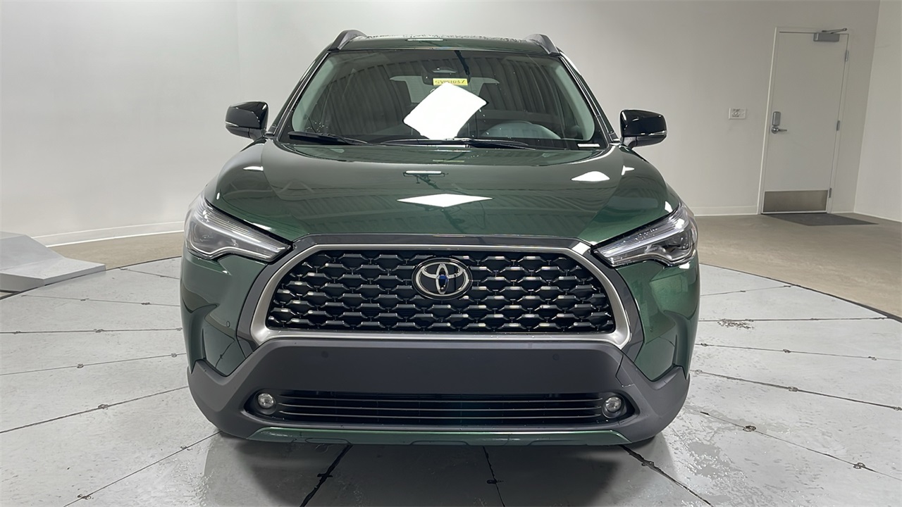 2025 Toyota Corolla Cross XLE photo 2