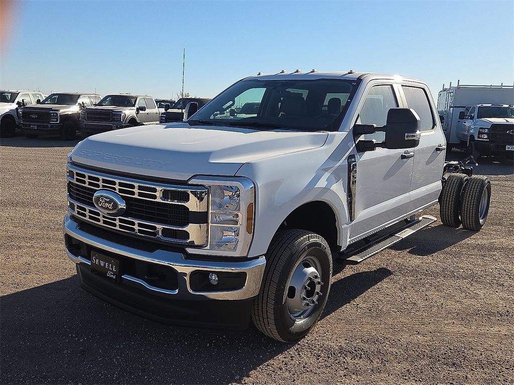 2026 Ford F-350 Super Duty Chassis Cab XLT's photo