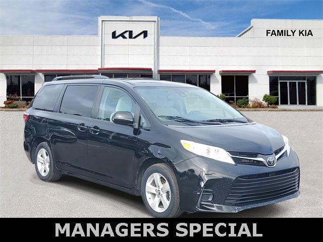 2019 Toyota Sienna LE's photo