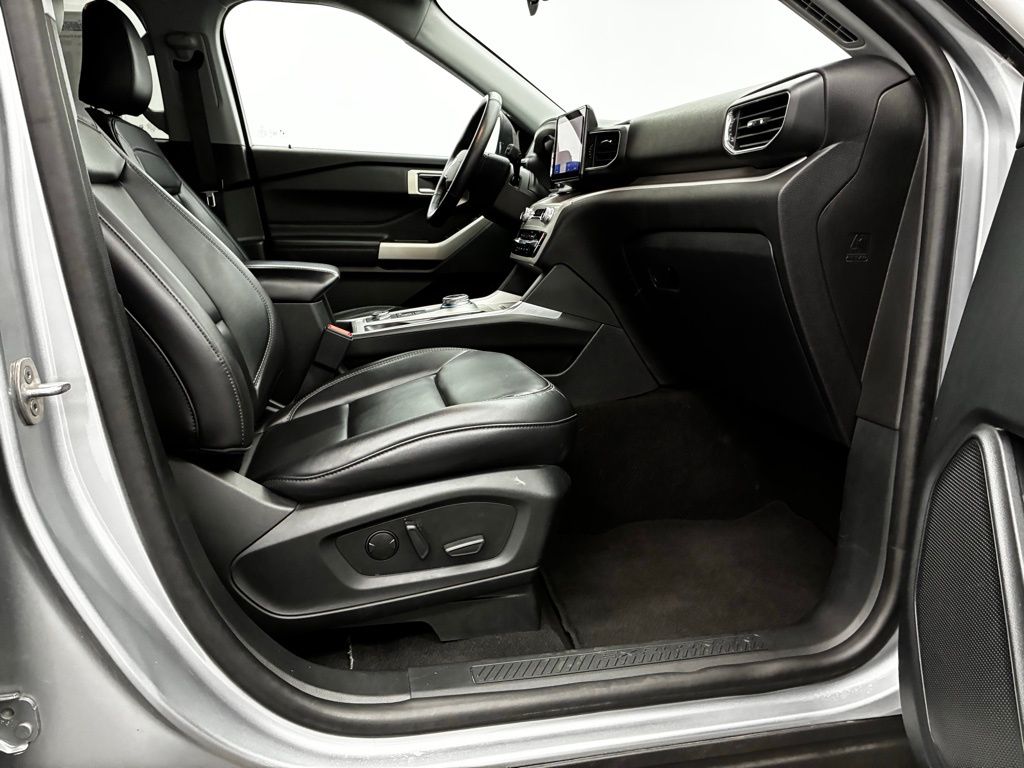 2023 Ford Explorer XLT photo 29