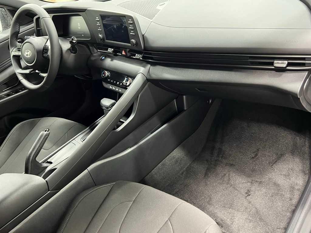 2025 Hyundai Elantra SEL Sport photo 16