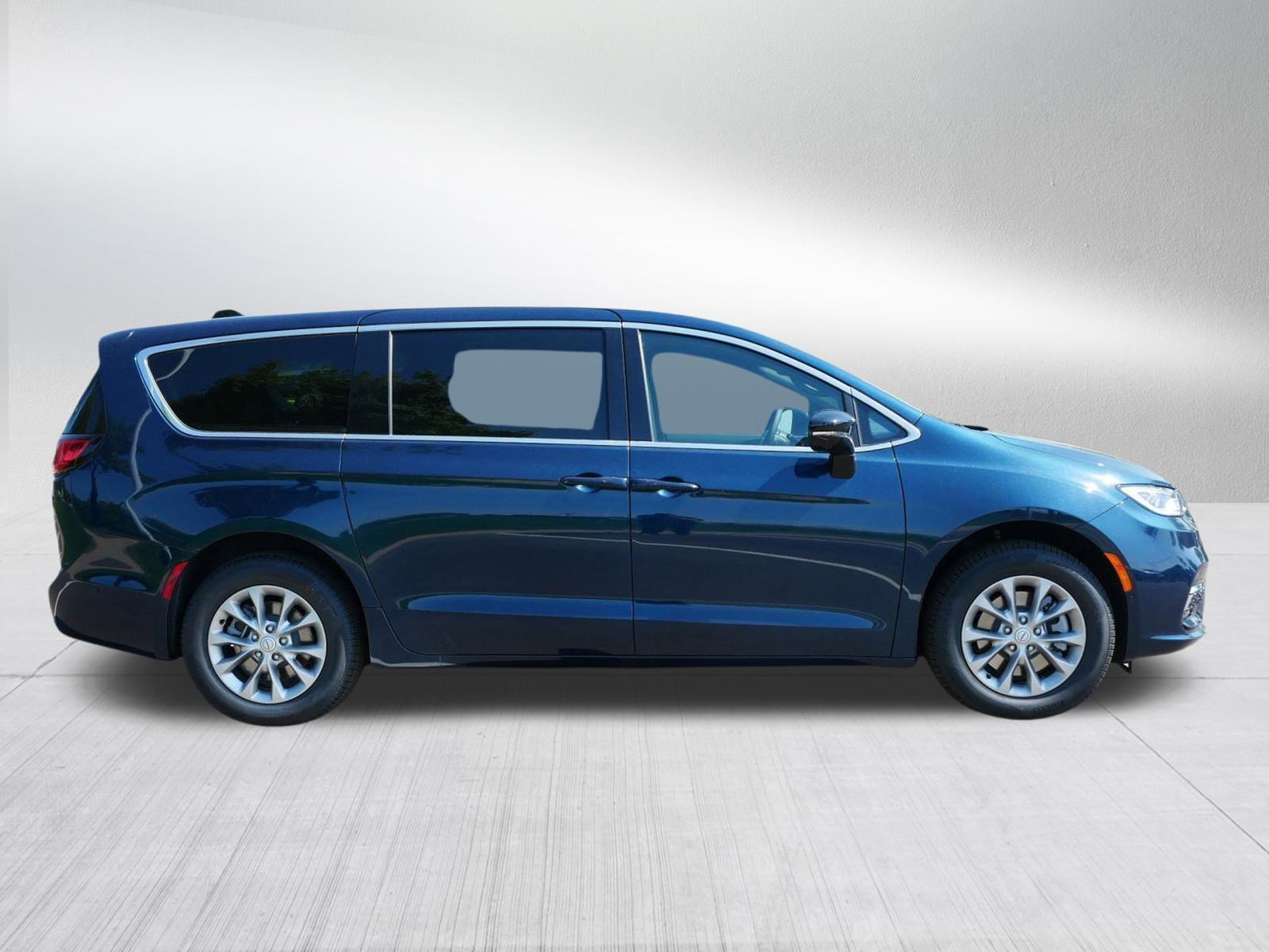 2025 Chrysler Pacifica photo 7
