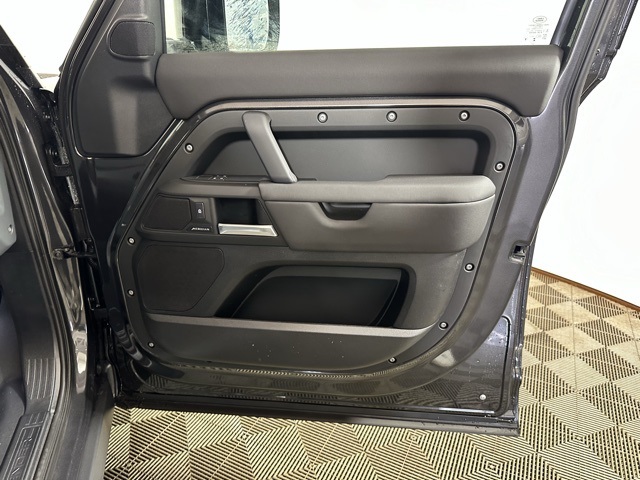 2025 Land Rover Defender 110 S photo 18