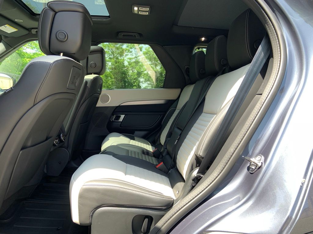 2024 Land Rover Discovery SE photo 16