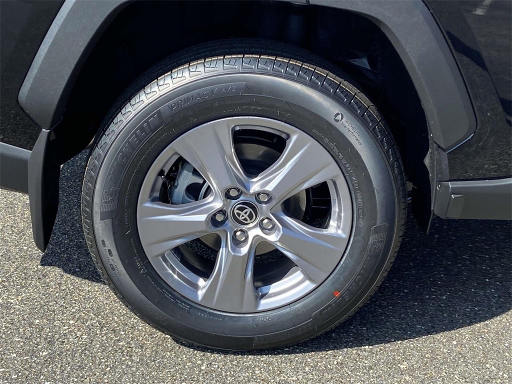 2025 Toyota RAV4 XLE photo 3