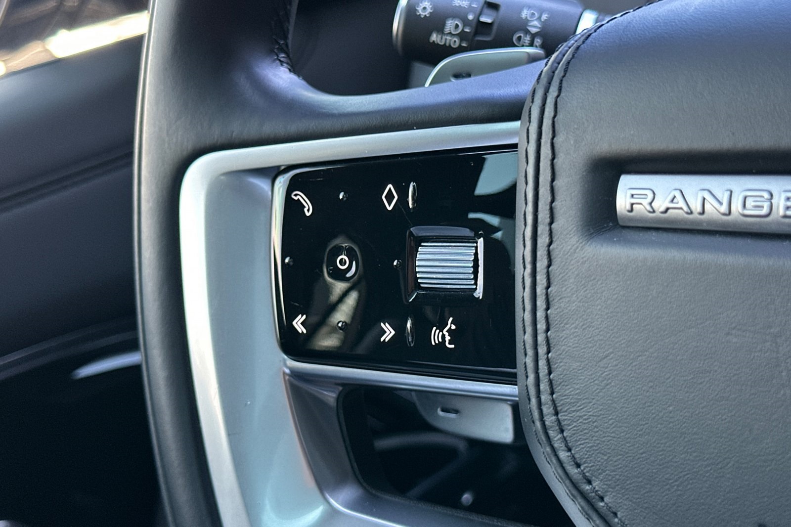 2023 Land Rover Range Rover SE photo 27