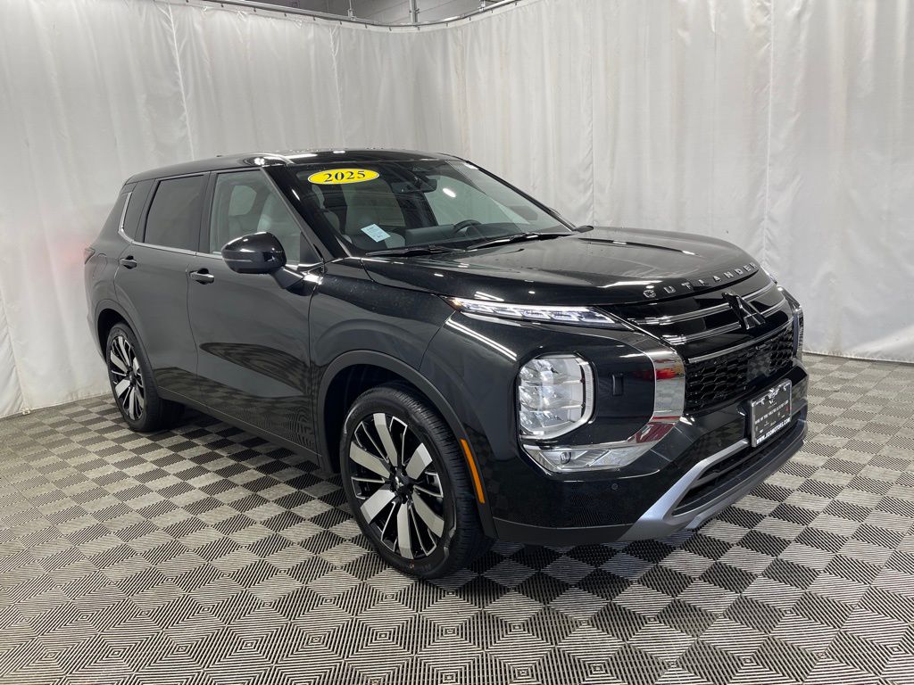2025 Mitsubishi Outlander SE photo 2