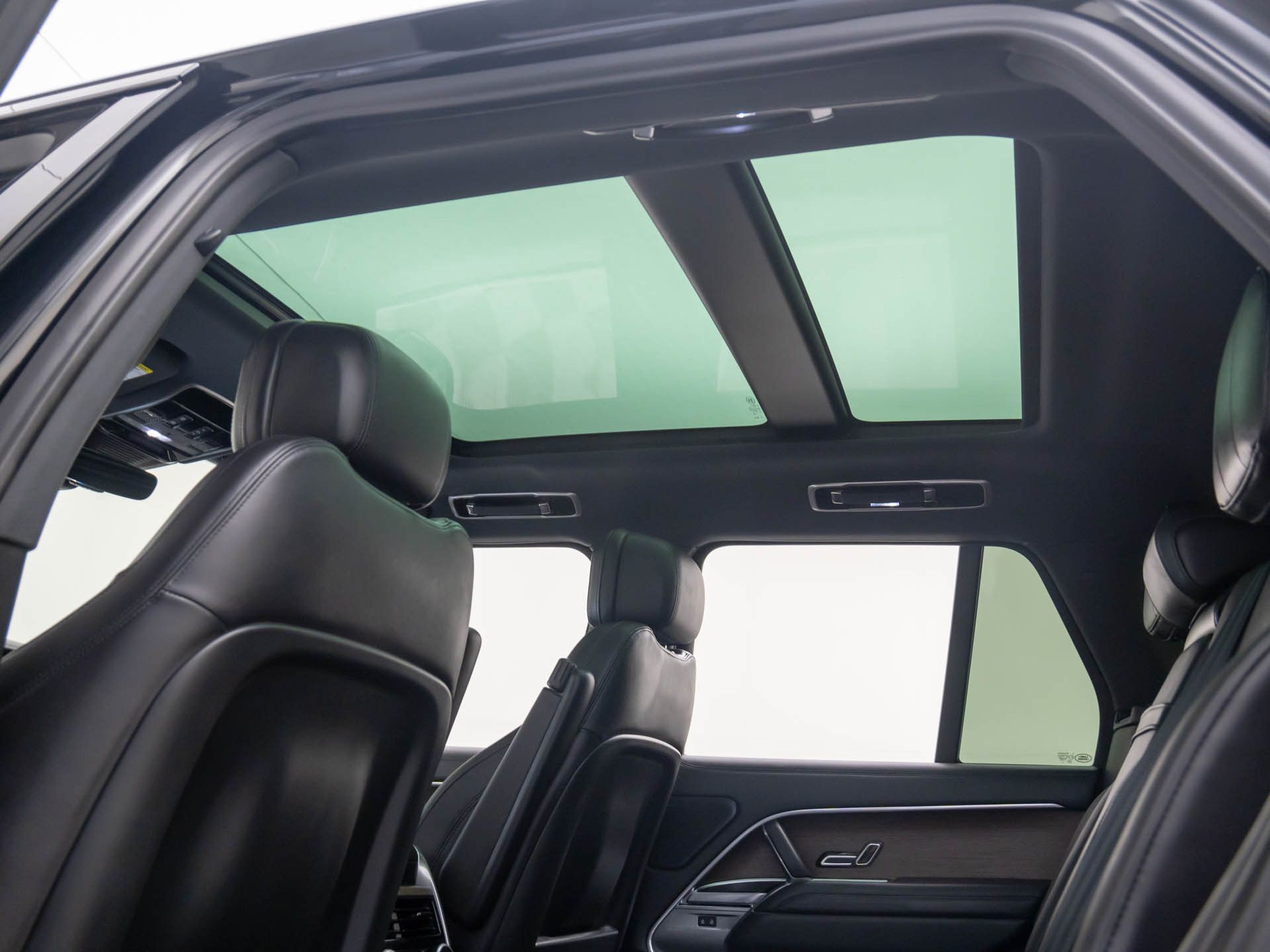2025 Land Rover Range Rover SE photo 17