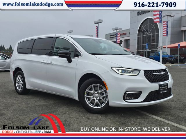 2026 Chrysler Pacifica Select's photo