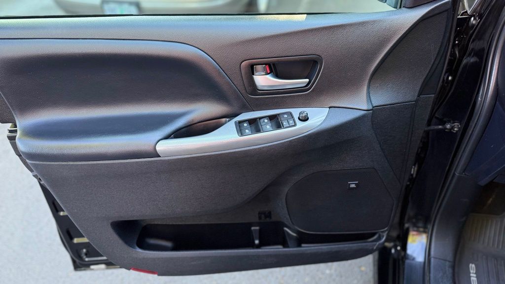 2020 Toyota Sienna SE Premium photo 14