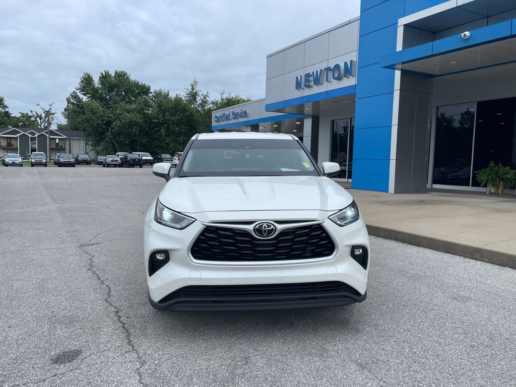 Used 2021 White Toyota LE image 3