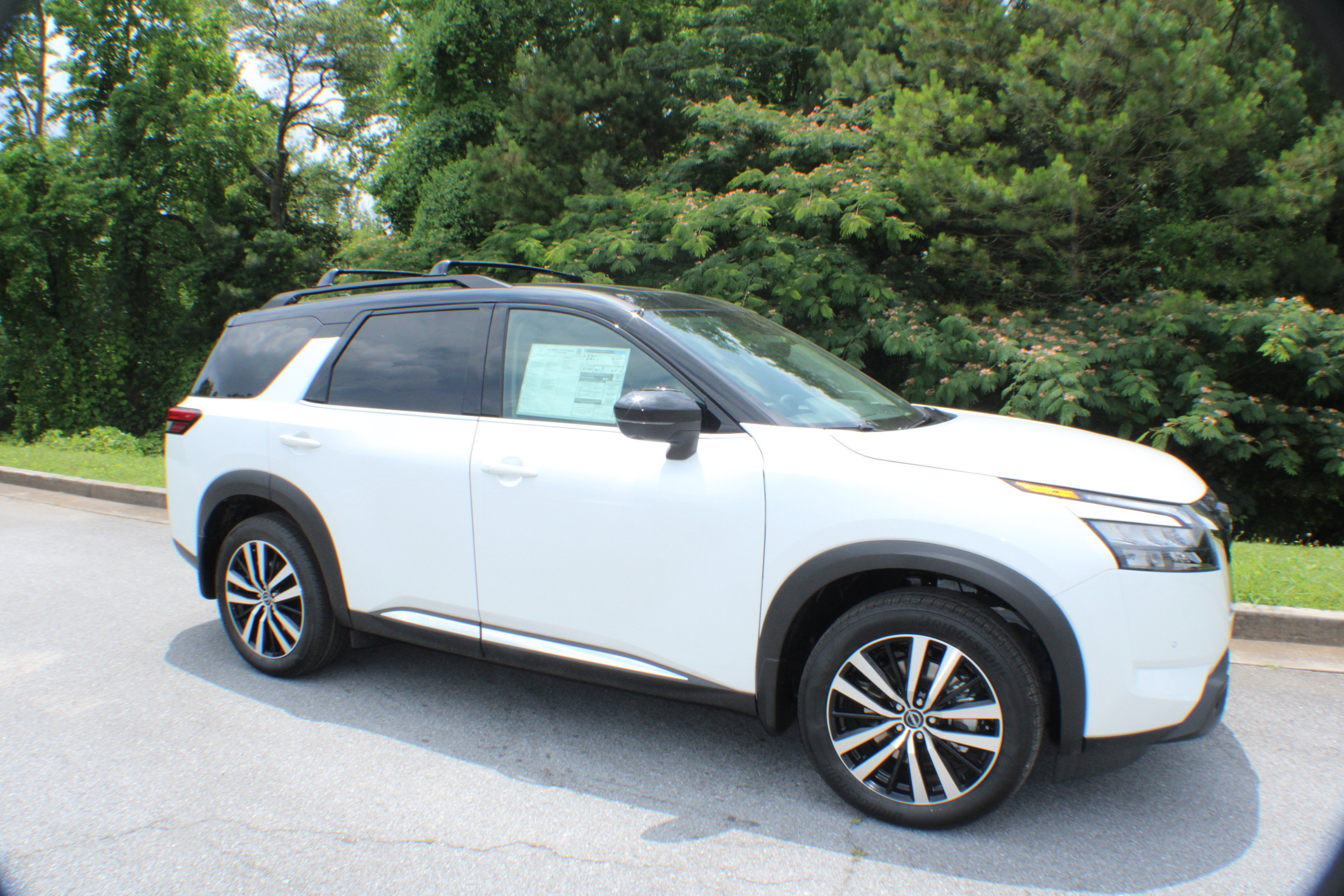 2025 Nissan Pathfinder Platinum's photo