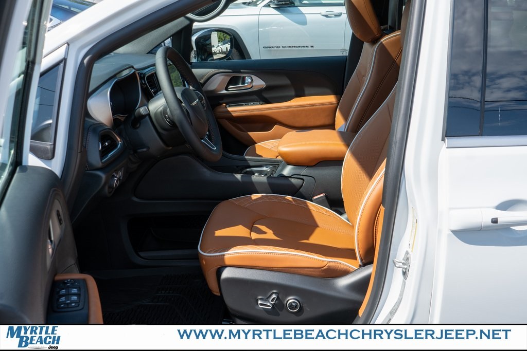 2026 Chrysler Pacifica Pinnacle photo 16