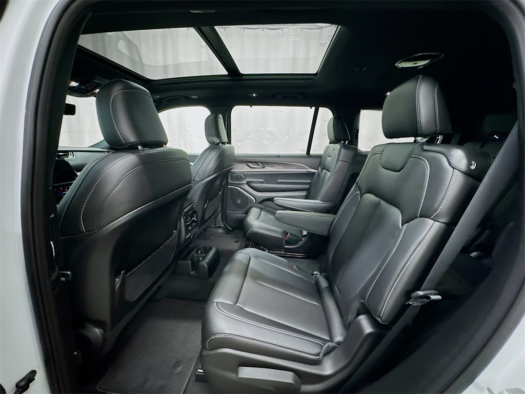 2025 Jeep Grand Cherokee Limited photo 18
