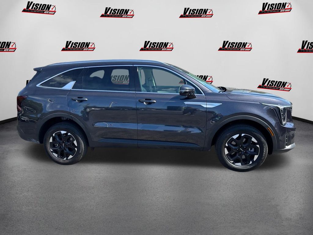 2025 Kia Sorento S photo 4