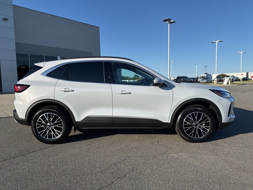 2025 Ford Escape Plug-In Hybrid photo 2