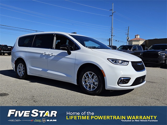 2026 Chrysler Pacifica Select's photo