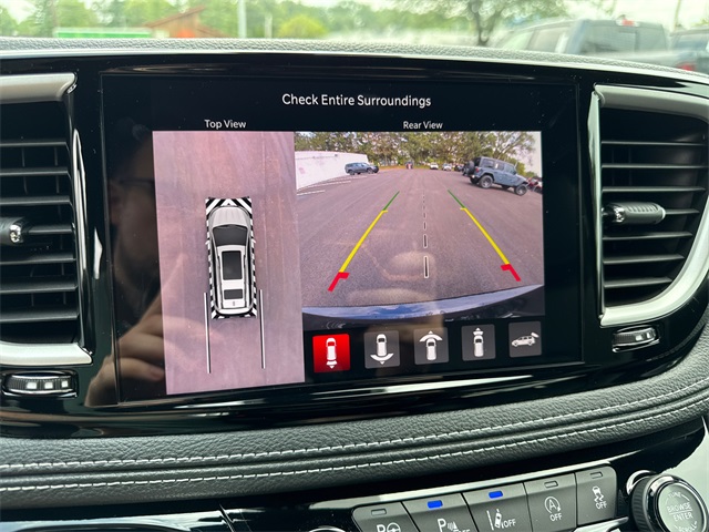 2025 Chrysler Pacifica photo 3