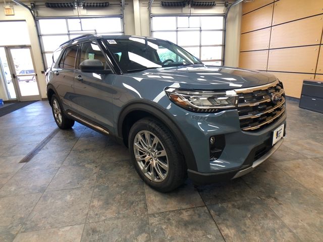 2025 Ford Explorer photo 2