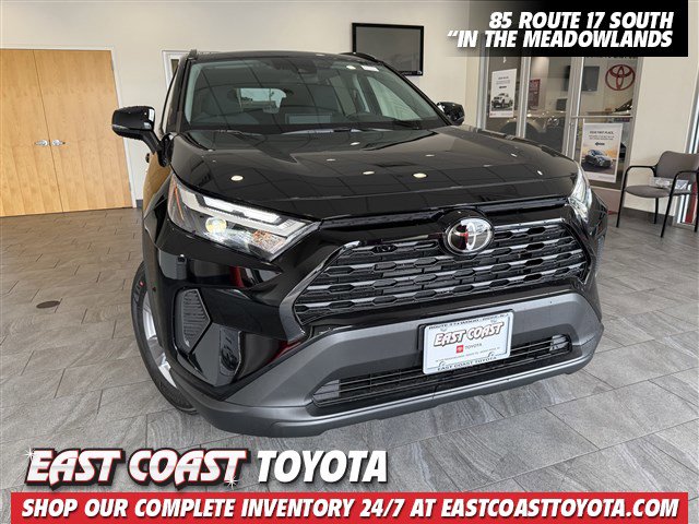 2025 Toyota RAV4 XLE's photo