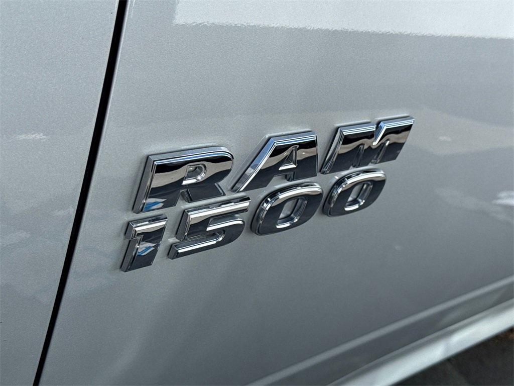2017 Ram 1500 SLT photo 4