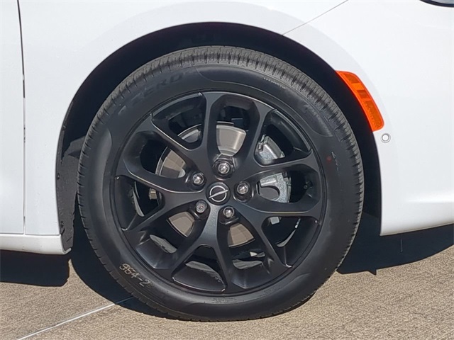 2026 Chrysler Pacifica Limited photo 8