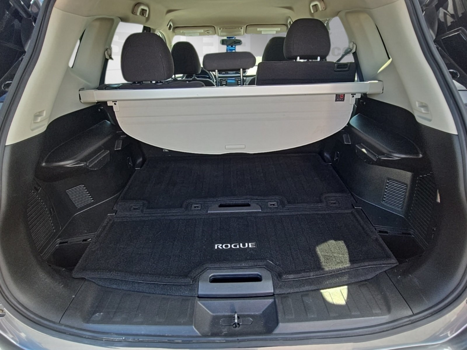 2016 Nissan Rogue SV photo 30