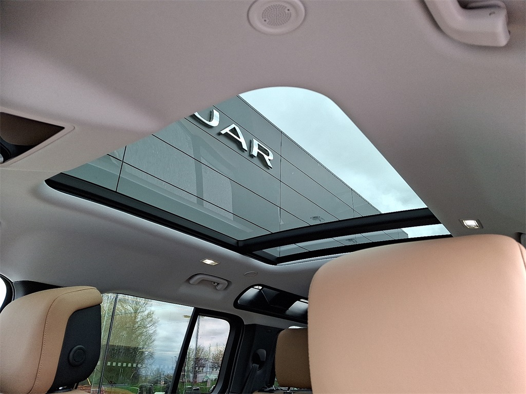 2025 Land Rover Defender 110 S photo 9