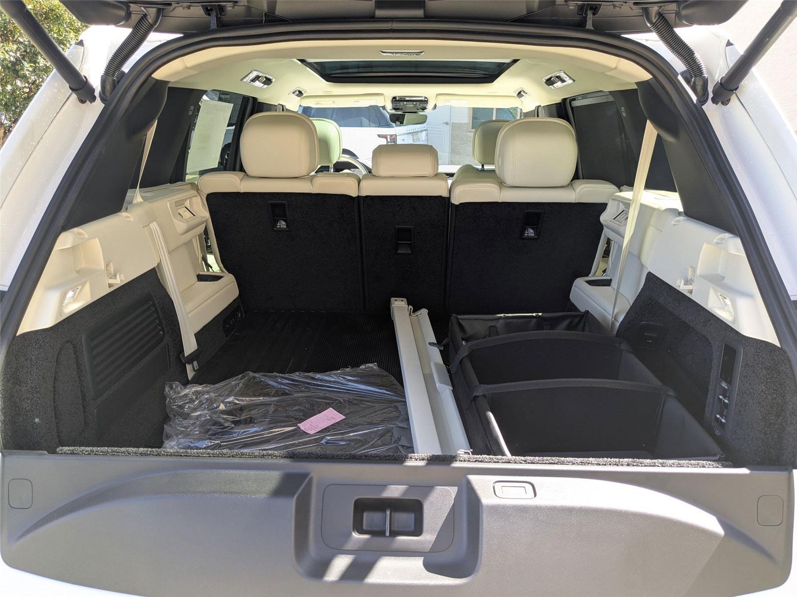 2025 Land Rover Range Rover SE photo 24