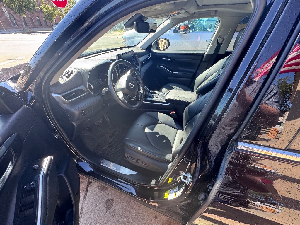 2021 Toyota Highlander XLE photo 8