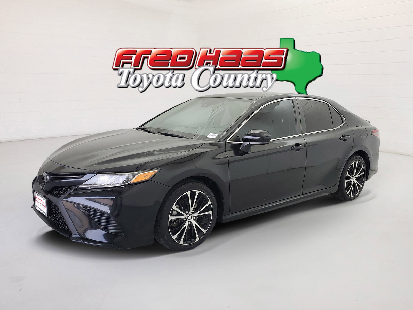 2019 Toyota Camry SE's photo
