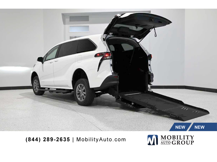 2025 Toyota Sienna LE's photo