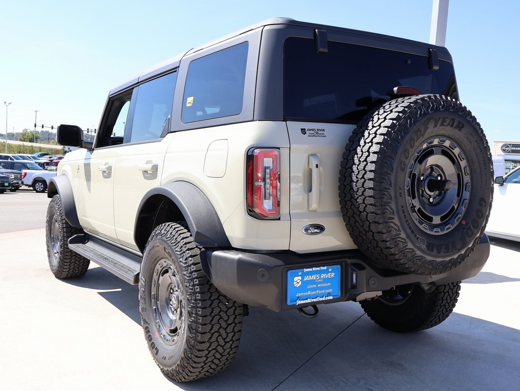 2025 Ford Bronco Outer Banks photo 2