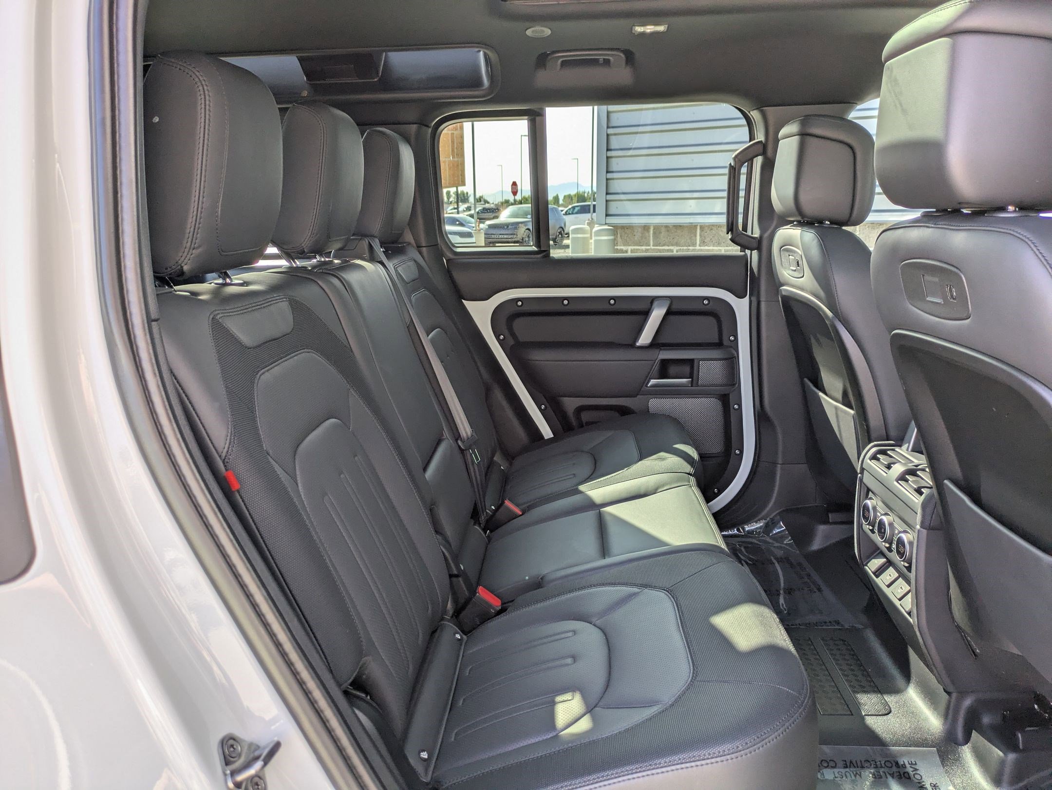 2022 Land Rover Defender 110 X-Dynamic HSE photo 27